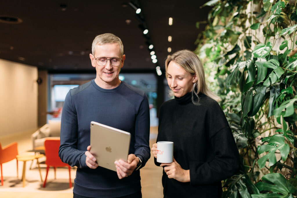 ICT DIRECTIn asiantuntijat katsovat tabletin näytöltä asioita